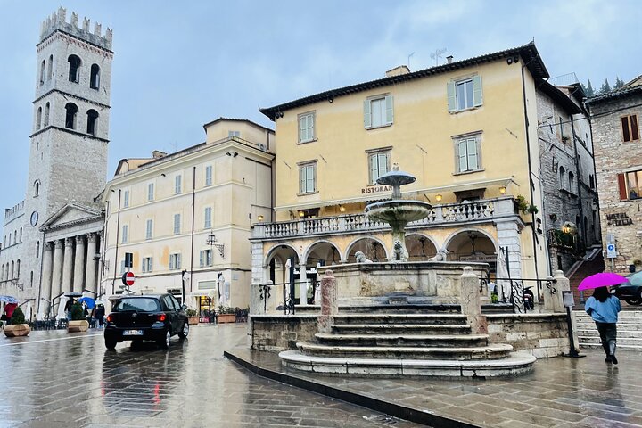 Assisi: Three Saints, St Carlo, Francis & Clare Walking Tour