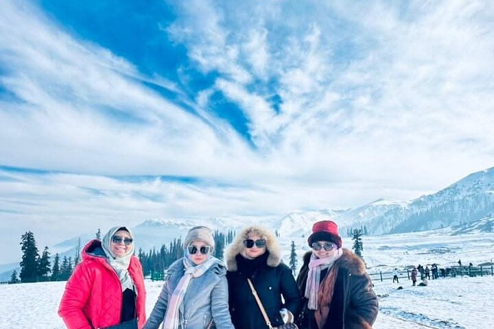 Gulmarg Day Trip in Kashmir from Srinagar with Pvt Car & Guide