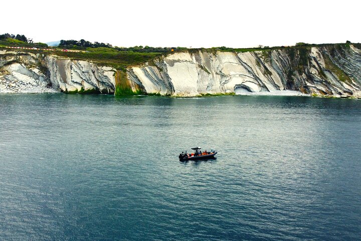 Discover the essentials of the Basque coast by boat