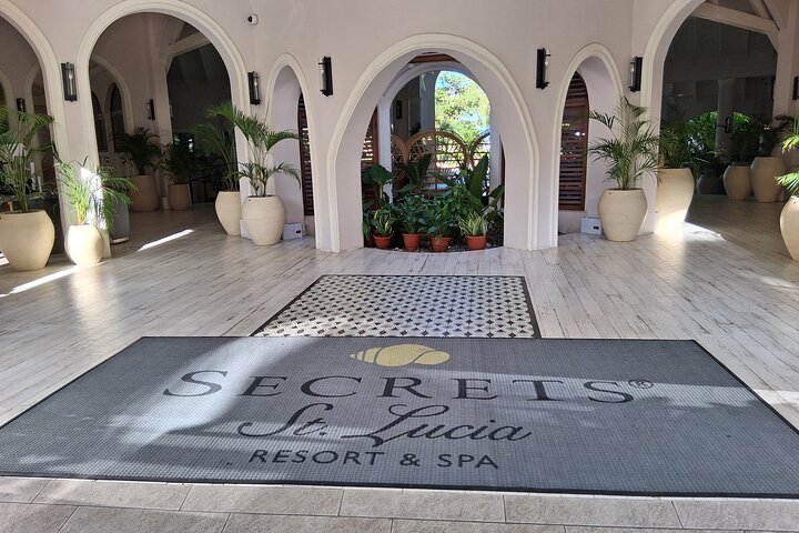 St. Lucia Airport Transfer from UVF to Any Hotel/Resort Private