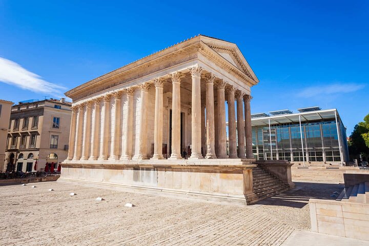 Hello Nîmes: Private 2-Hour Intro City Walk with Local Guide