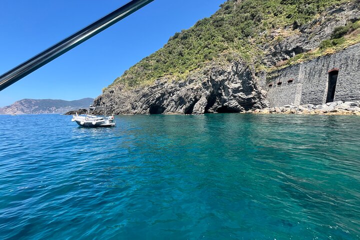Monterosso : Cinque Terre boat tour day or sunset with aperitif