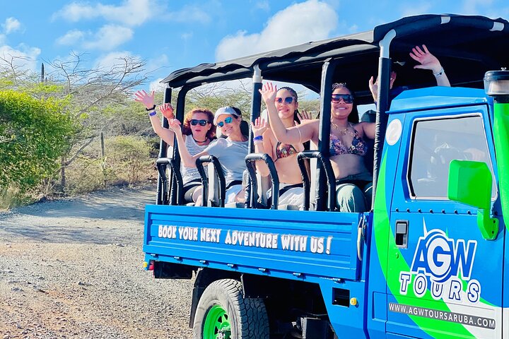 Aruba Jeep Tour: Natural Pool, Caves and Baby Beach Adventure