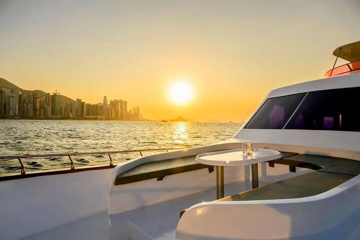 STARLIGHT: Victoria Harbour Night Yacht Tour