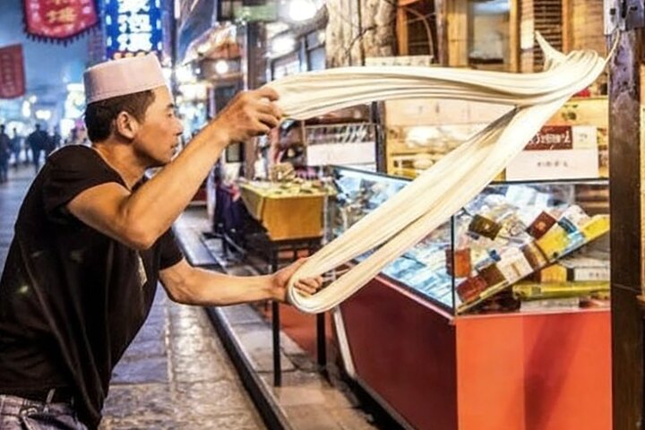 Xi’an Muslim Street Guided Stroll with Traditional Local Massage