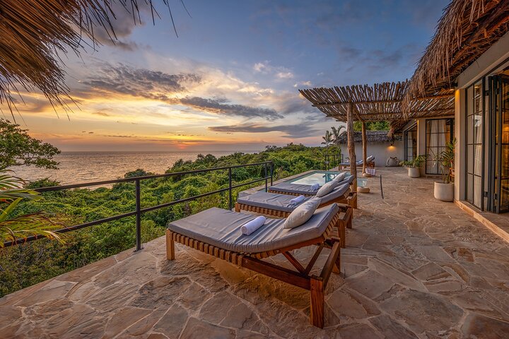 7 Days Exotic Honeymoon Experience in Pemba’s Underwater Room