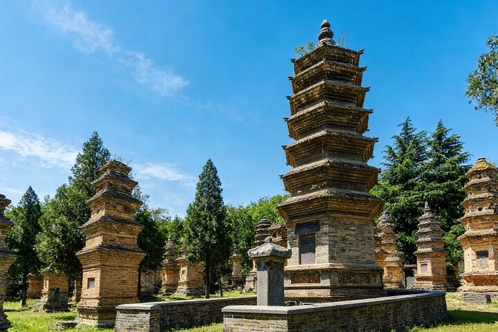 Zhengzhou Private Tour to Shaolin Temple including Kungfu Lesson and Activities