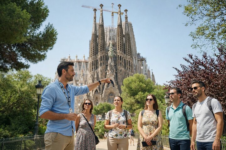 Barcelona in 1 Day: Sagrada Familia, Park Guell,Old Town & Pickup