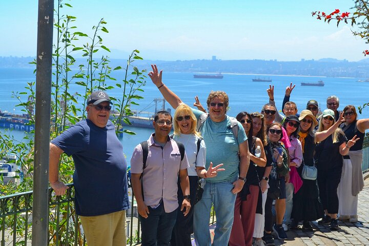 Santiago: Valparaiso, Viña del Mar & Casablanca Wine Tour