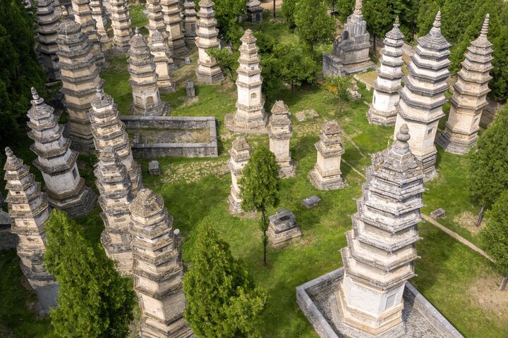 Zhengzhou Private Tour to Shaolin Temple including Kungfu Lesson and Activities