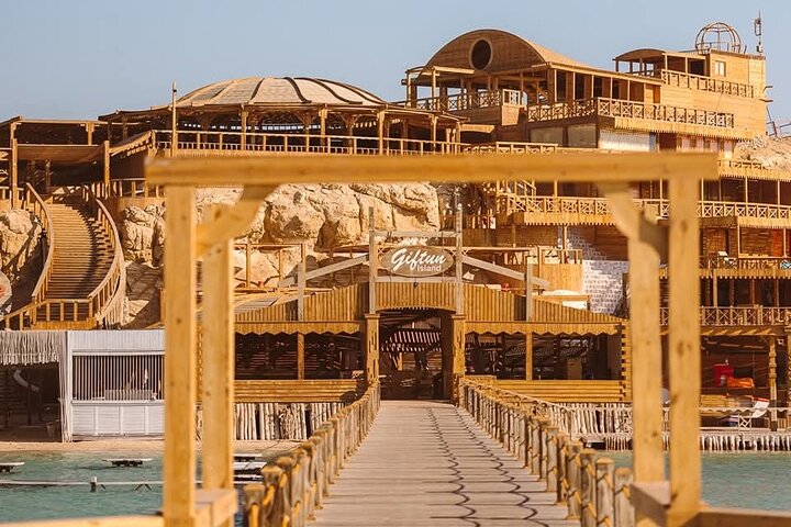 Hurghada: VIP Seafood Yacht to 3 Islands, Dolphins & Snorkeling