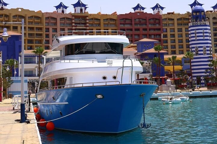 Hurghada: VIP Seafood Yacht to 3 Islands, Dolphins & Snorkeling