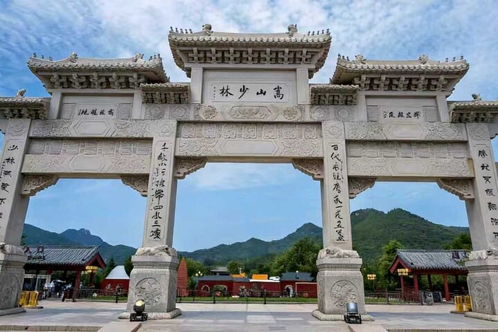 Zhengzhou Private Tour to Shaolin Temple including Kungfu Lesson and Activities