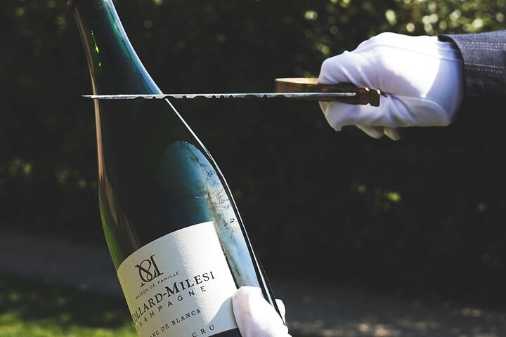 Champagne Sabrage Tasting Workshop near Épernay