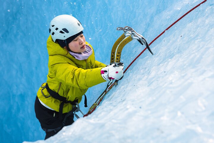 Sólheimajökull Glacier Hike & Ice Climbing Intro - Small Group