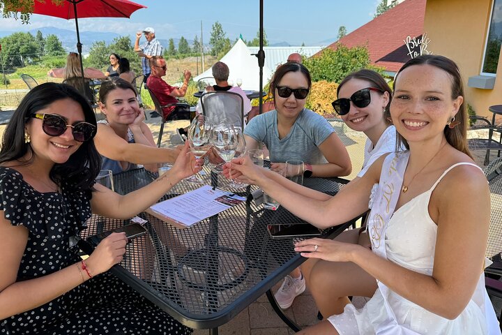 Kelowna Wine Tour by E-Bike with Tastings, Lunch & Okanagan Views