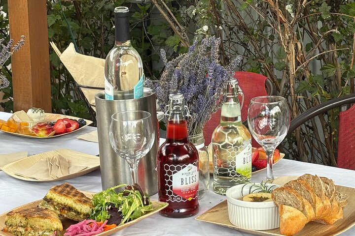 Kelowna Wine Tour by E-Bike with Tastings, Lunch & Okanagan Views