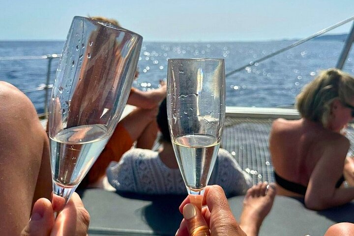 Premium Catamaran Tours, 8-flavor Feast & Drinks, Limited guests!