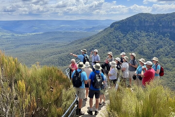 Blue Mountains Mercedes Tour: Cockatoos, Cascades & Scenic World