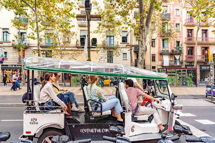 Tour Welcome to Barcelona in Eco Tuk Tuk Private with Local Guide