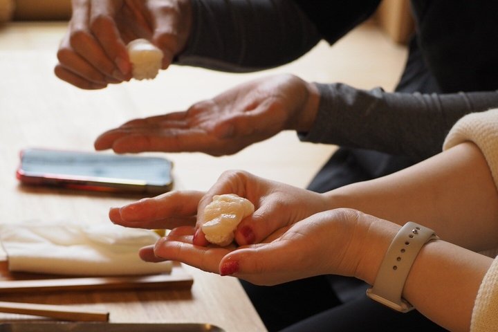 Private Sushi Class in Tokyo–6 Kinds, Cultural Story & Full Meal