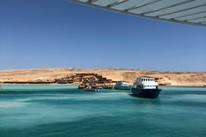 Hurghada: VIP Seafood Yacht to 3 Islands, Dolphins & Snorkeling