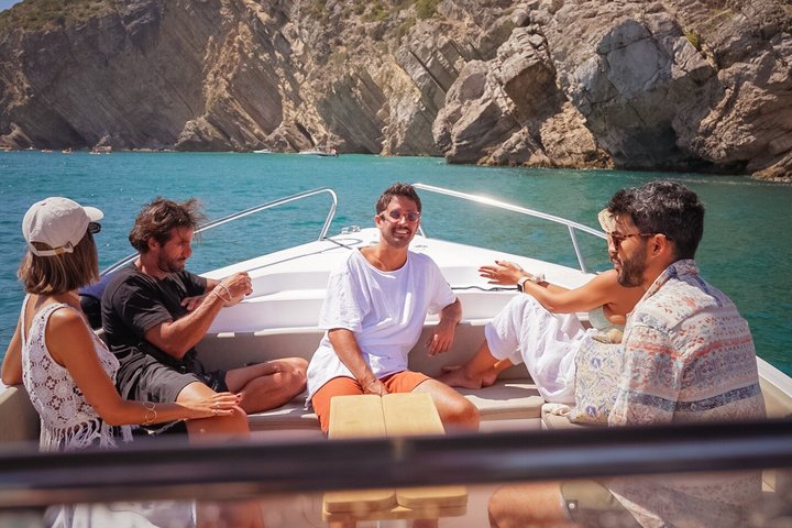Essencial Boat Tour with SUP and Snorkeling Sesimbra