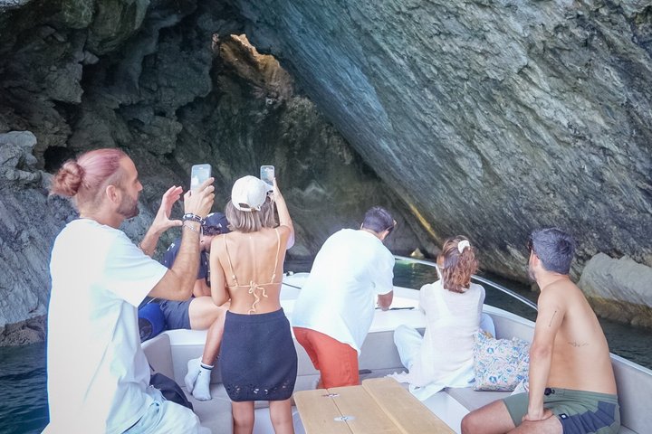 Essencial Boat Tour with SUP and Snorkeling Sesimbra