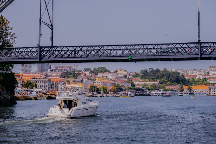 Porto: Luxury Yacht Cruise with wine, snacks & 7 bridges