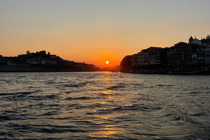 Porto: Luxury Yacht Cruise with wine, snacks & 7 bridges