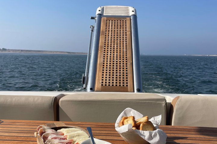 Porto: Luxury Yacht Cruise with wine, snacks & 7 bridges