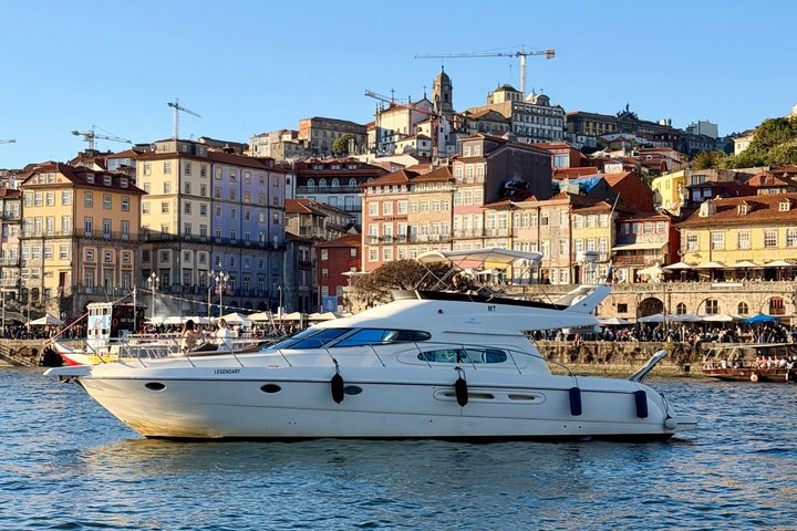 Porto: Luxury Yacht Cruise with wine, snacks & 7 bridges