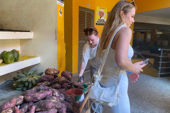 Entebbe Guided Walking Tour with Botanical Gardens & Rollex taste