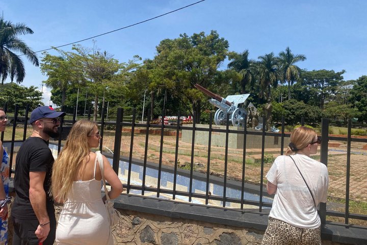 Entebbe Guided Walking Tour with Botanical Gardens & Rollex taste