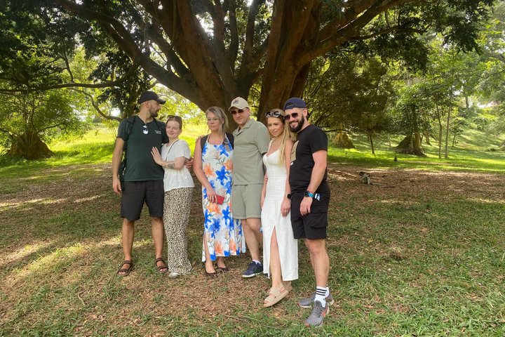 Entebbe Guided Walking Tour with Botanical Gardens & Rollex taste