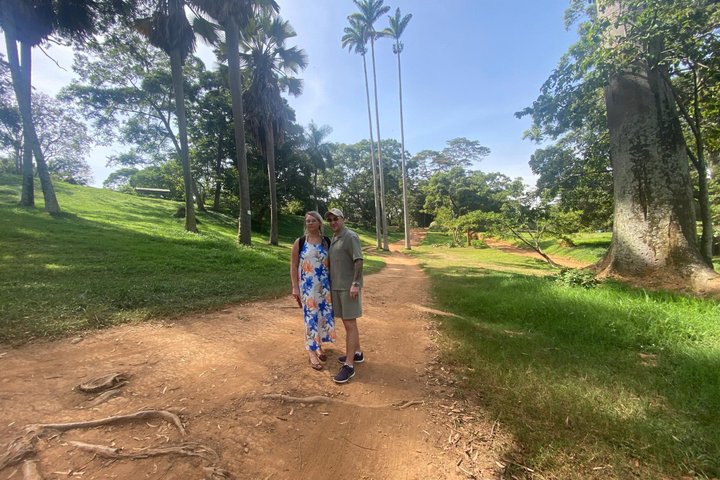 Entebbe Guided Walking Tour with Botanical Gardens & Rollex taste