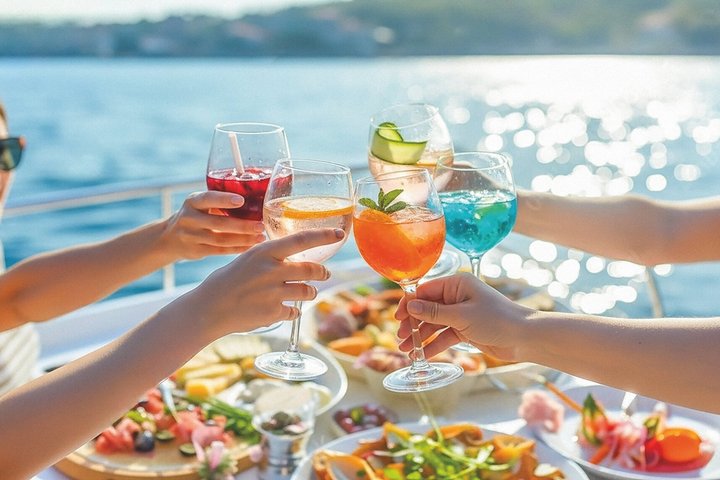 Vilamoura: Brunch and Benagil Caves on Board with Open bar