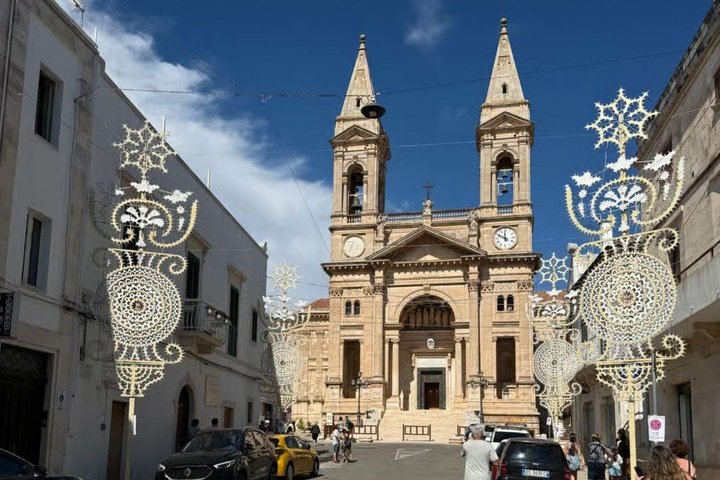 Tour : Alberobello, Ostuni, Locorotondo : Local Guide & Lunch