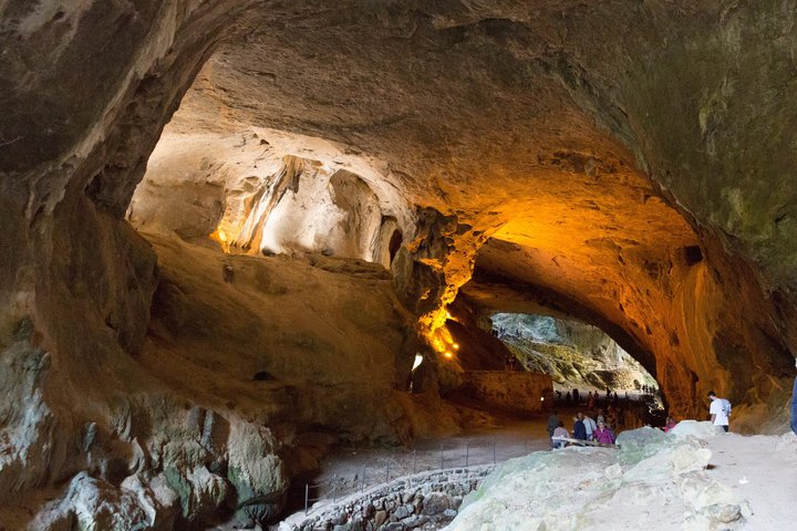 Day trip from Bayonne or Biarritz to Espelette & Zugarramurdi