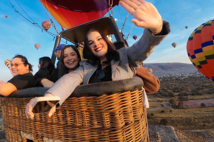 Balloon flight + Breakfast in cave + Pyramids + Pick up CDMX.