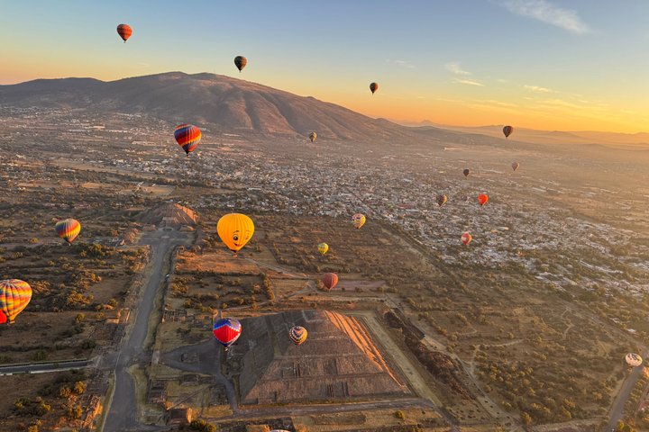 Balloon flight + Breakfast in cave + Pyramids + Pick up CDMX.