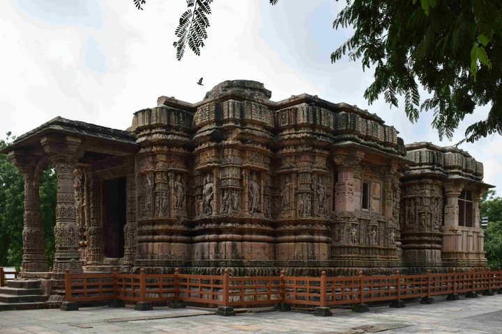Ahmedabad: Modhera Sun Temple and Rani Ki Vav Tour