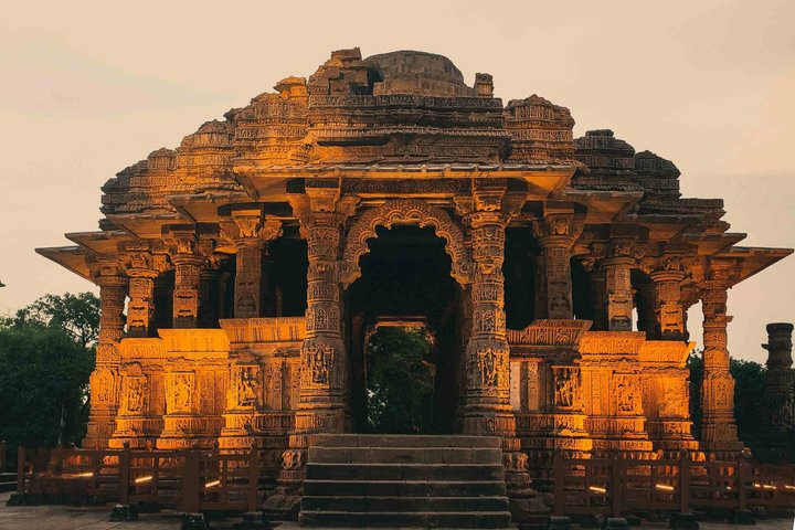 Ahmedabad: Modhera Sun Temple and Rani Ki Vav Tour