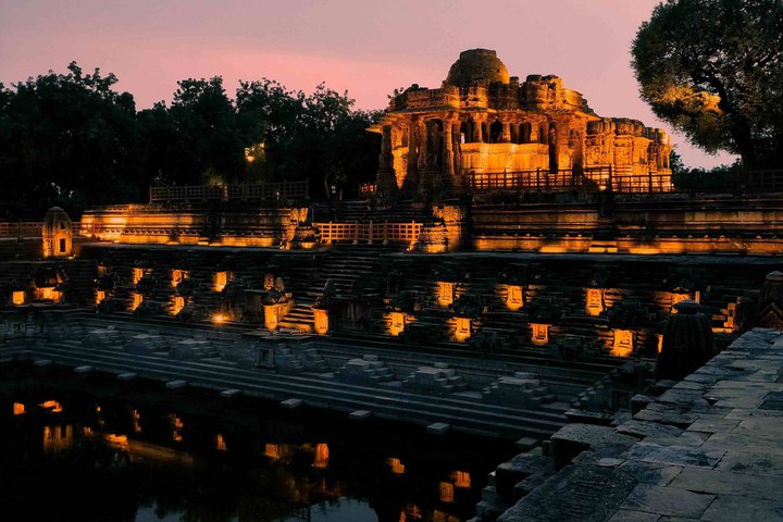 Ahmedabad: Modhera Sun Temple and Rani Ki Vav Tour
