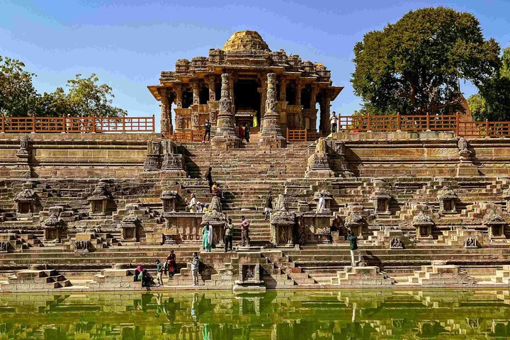 Ahmedabad: Modhera Sun Temple and Rani Ki Vav Tour