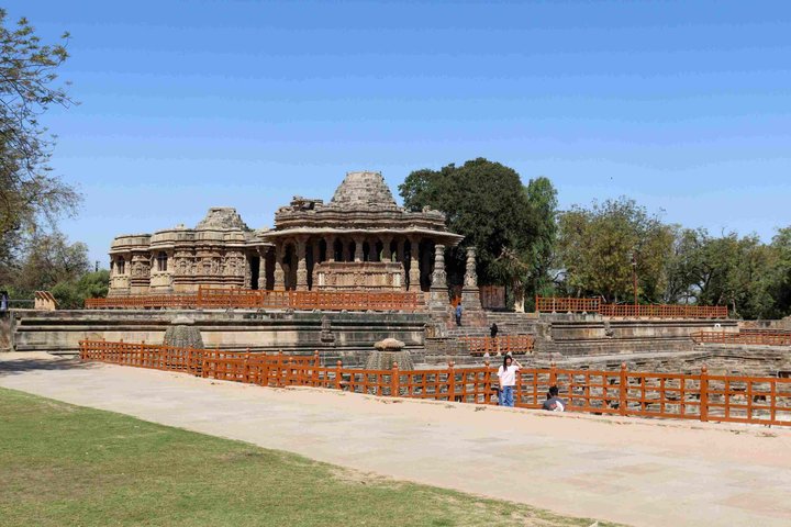 Ahmedabad: Modhera Sun Temple and Rani Ki Vav Tour