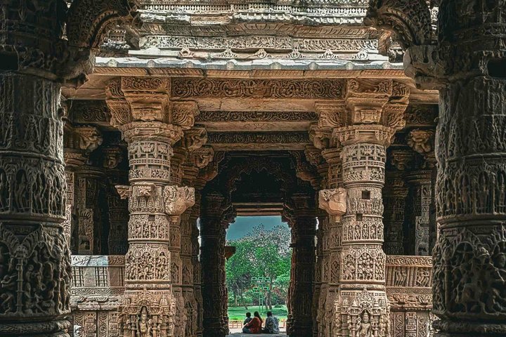 Ahmedabad: Modhera Sun Temple and Rani Ki Vav Tour