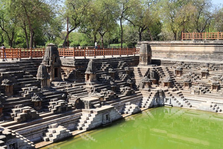 Ahmedabad: Modhera Sun Temple and Rani Ki Vav Tour
