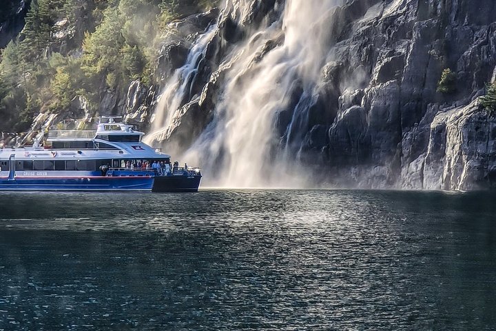 Stavanger: Electric Fjord Cruise to Lysefjord & Preikestolen