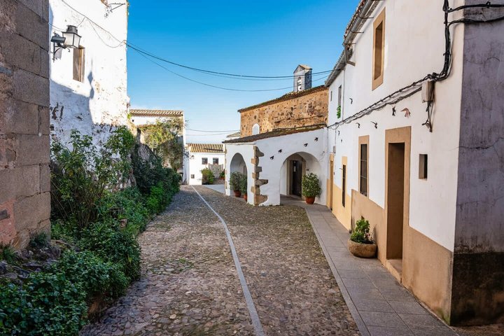 Hello Caceres: Private 2-Hour Intro City Walk with Local Guide